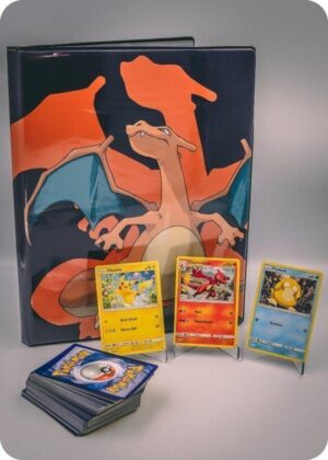 Pokemons lille pakkeløsning med Pokémonkort, en stor Pokémonmappe