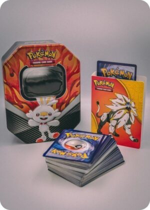 Pokemons lille pakkeløsning med Pokémonkort, mini mappe og tinbox