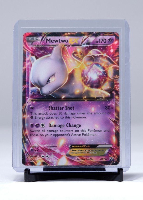Kortstander (Sort) - Legendary Card Collector - Sort stander til udstilling af Pokémonkort - Med Mewtwo EX Pokémonkort.