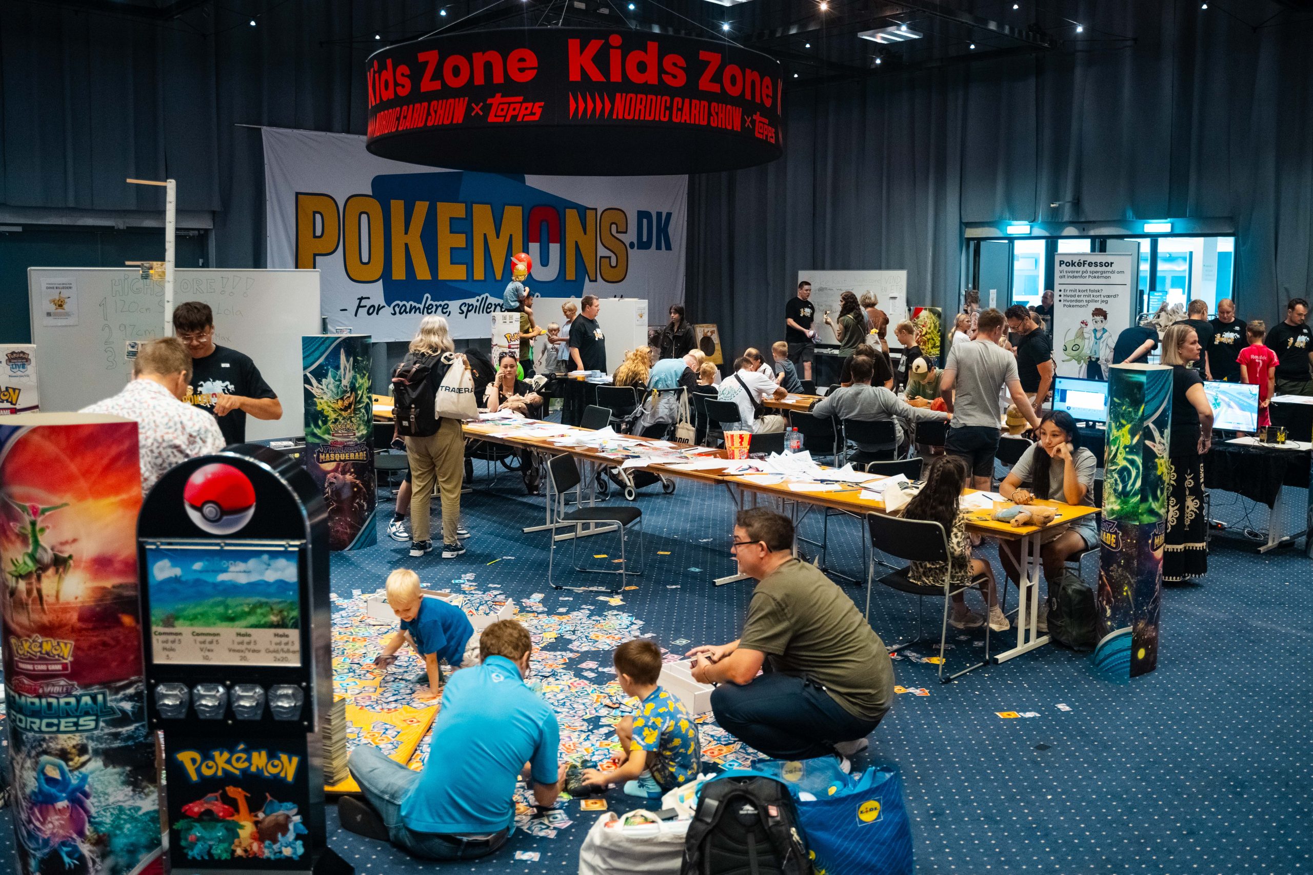 Børn leger med Pokémon-kort i Kids Zone